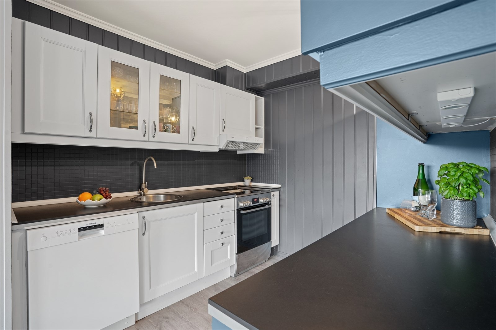 Kjøkkenet er utstyrt med oppvaskmaskin, komfyr og kjøleskap/fryseskap som følger ved salg. Galleribilde