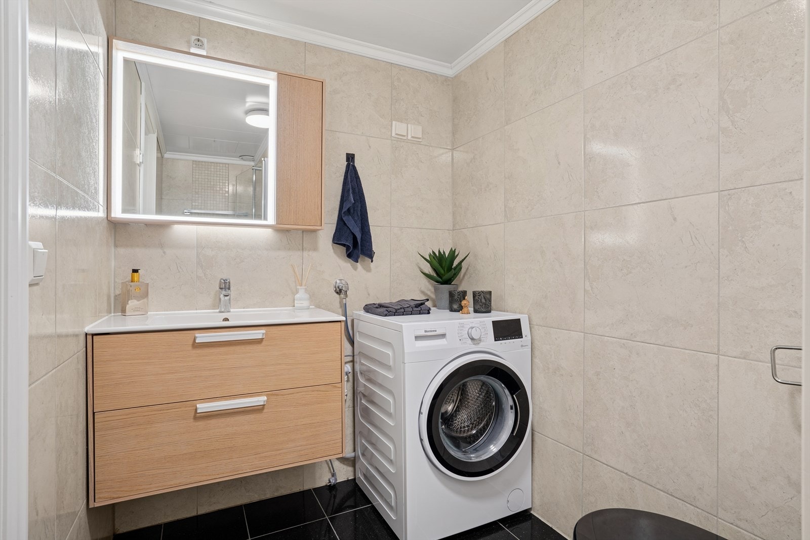 Badet er oppgradert med ny baderomsinnredning i 2022 og ny dusjdør i 2025. Galleribilde