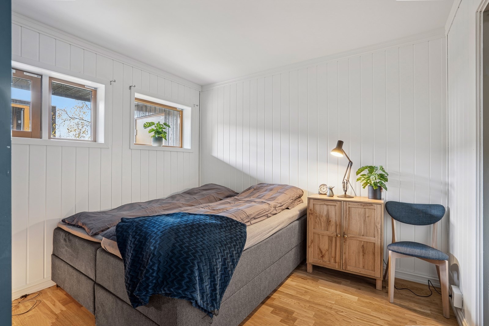 Leiligheten har to gode soverom. Hovedsoverommet er av god størrelse med plass til dobbeltseng med tilhørende nattbord. Galleribilde