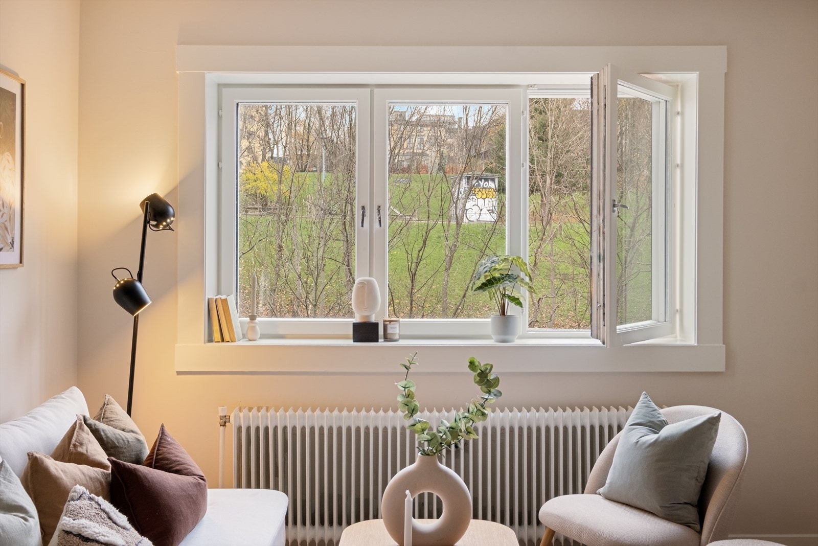 Store vindusflater som gir rikelig med luft og lys. Her bor du høyt og fritt uten innsyn. Galleribilde