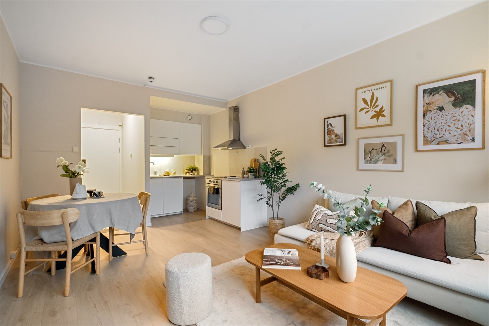 Kjøkken med åpen løsning mot stuen. Galleribilde