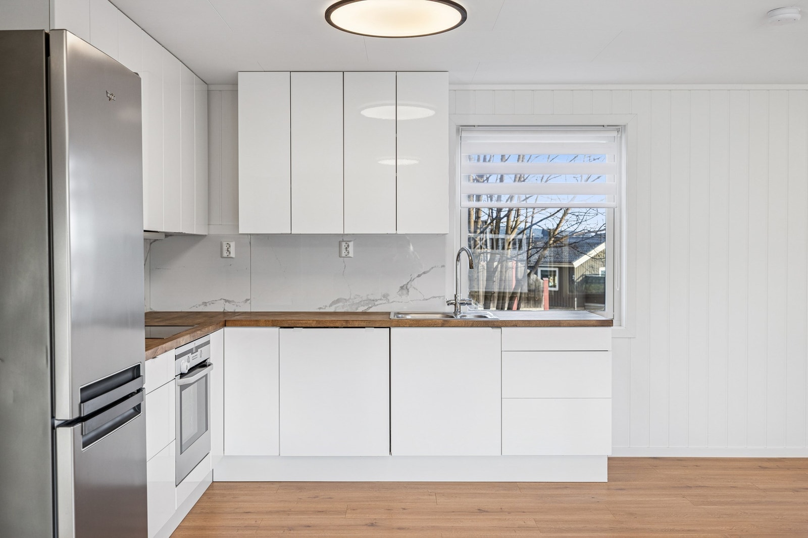 Integrert stekeovn, platetopp og oppvaskmaskin følger med. Galleribilde