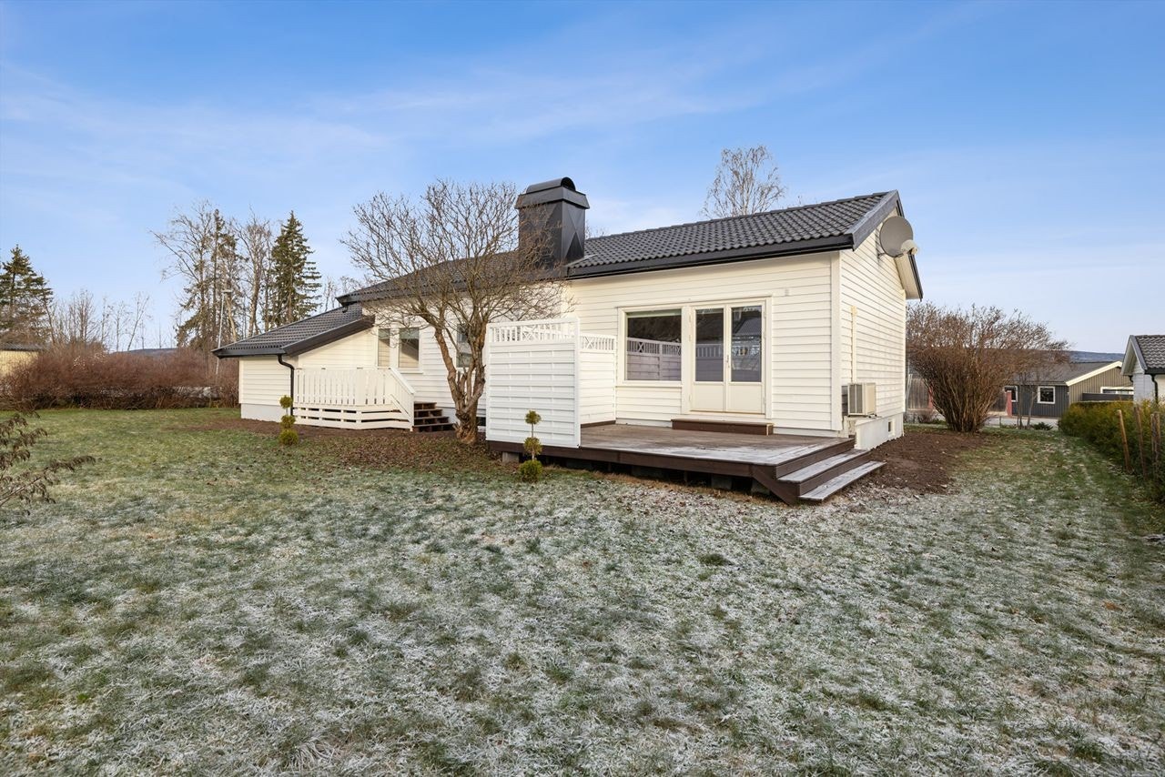 Sør-vestvendt terrasse på 16 m² med direkte utgang fra stuen. Galleribilde