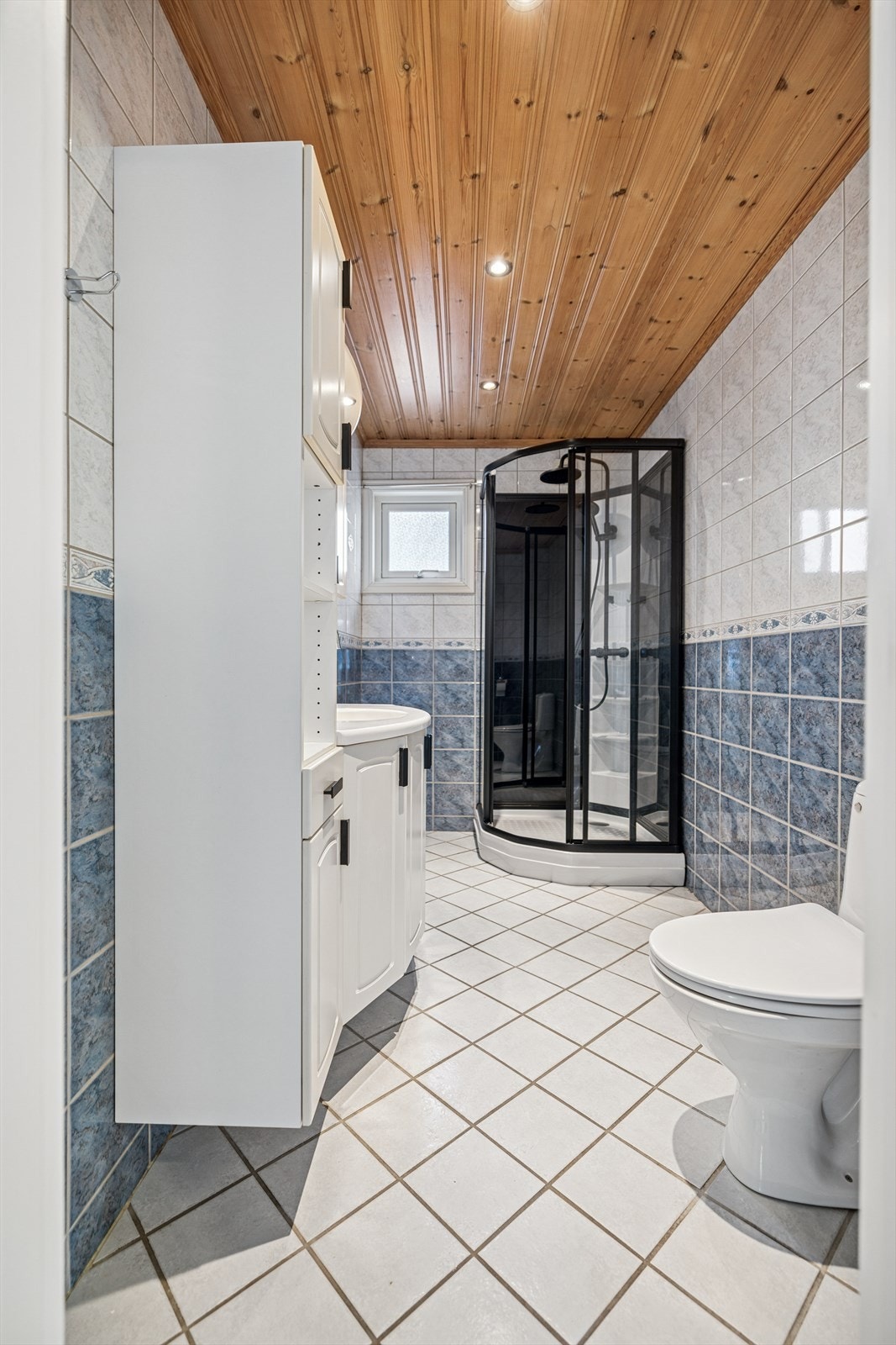 Badet har flislagte overflater og elektriske varmekabler i gulvet for økt komfort. Galleribilde