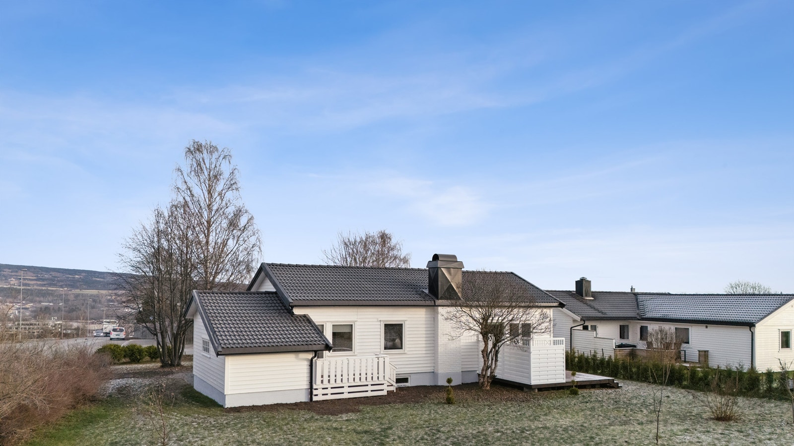 Taket ble renovert i 2024, og takrenner med nedløp er fra 2025. Galleribilde