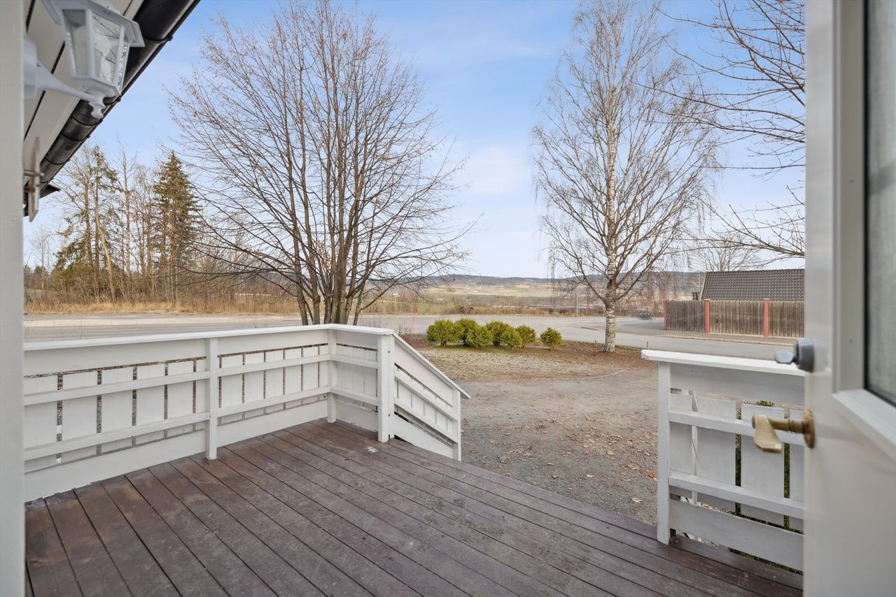 Hovedytterdøren i tre med 2-lags isolerglass er fra 2015. Galleribilde