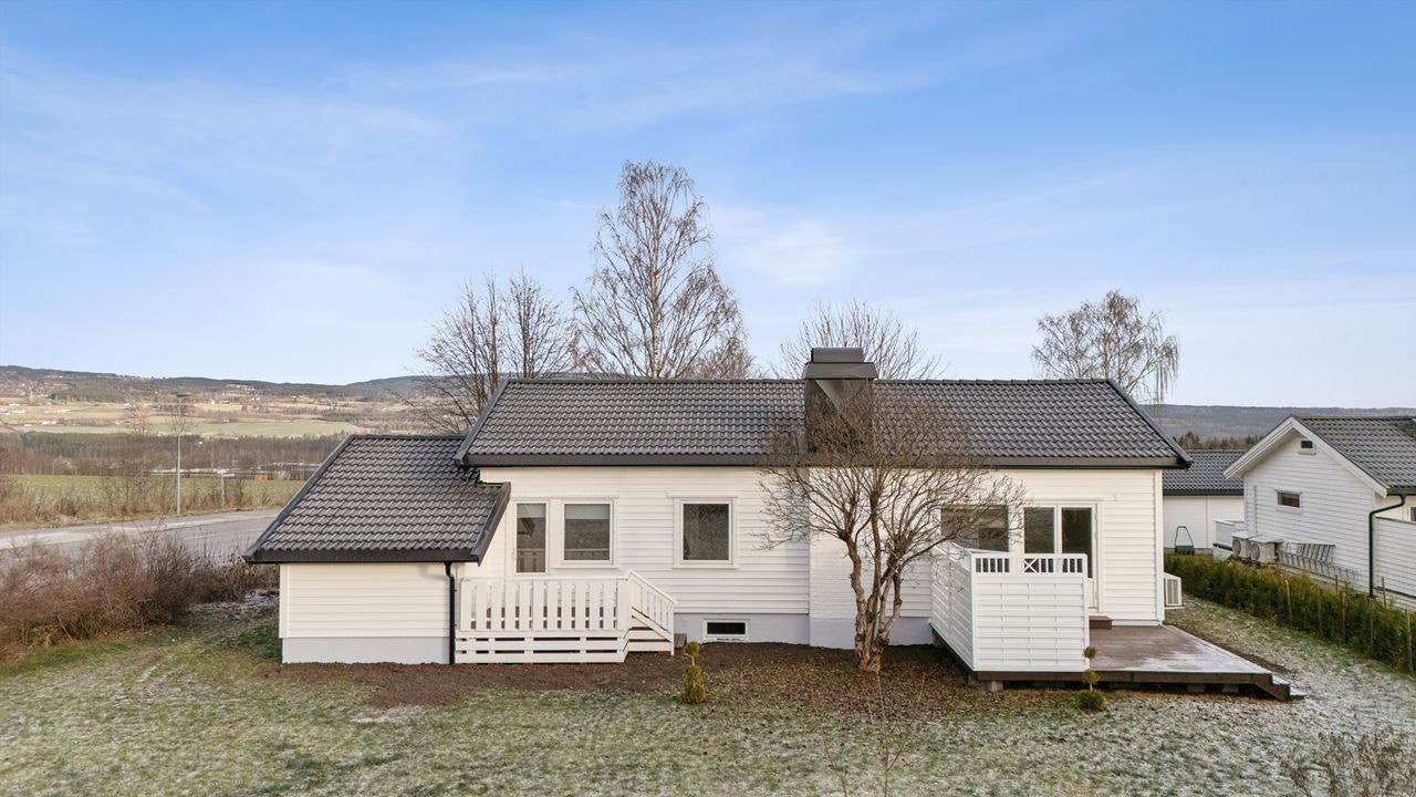 Eiendommen ligger i et etablert og rolig boligområde på Kårtorp/Stavsberg. Galleribilde