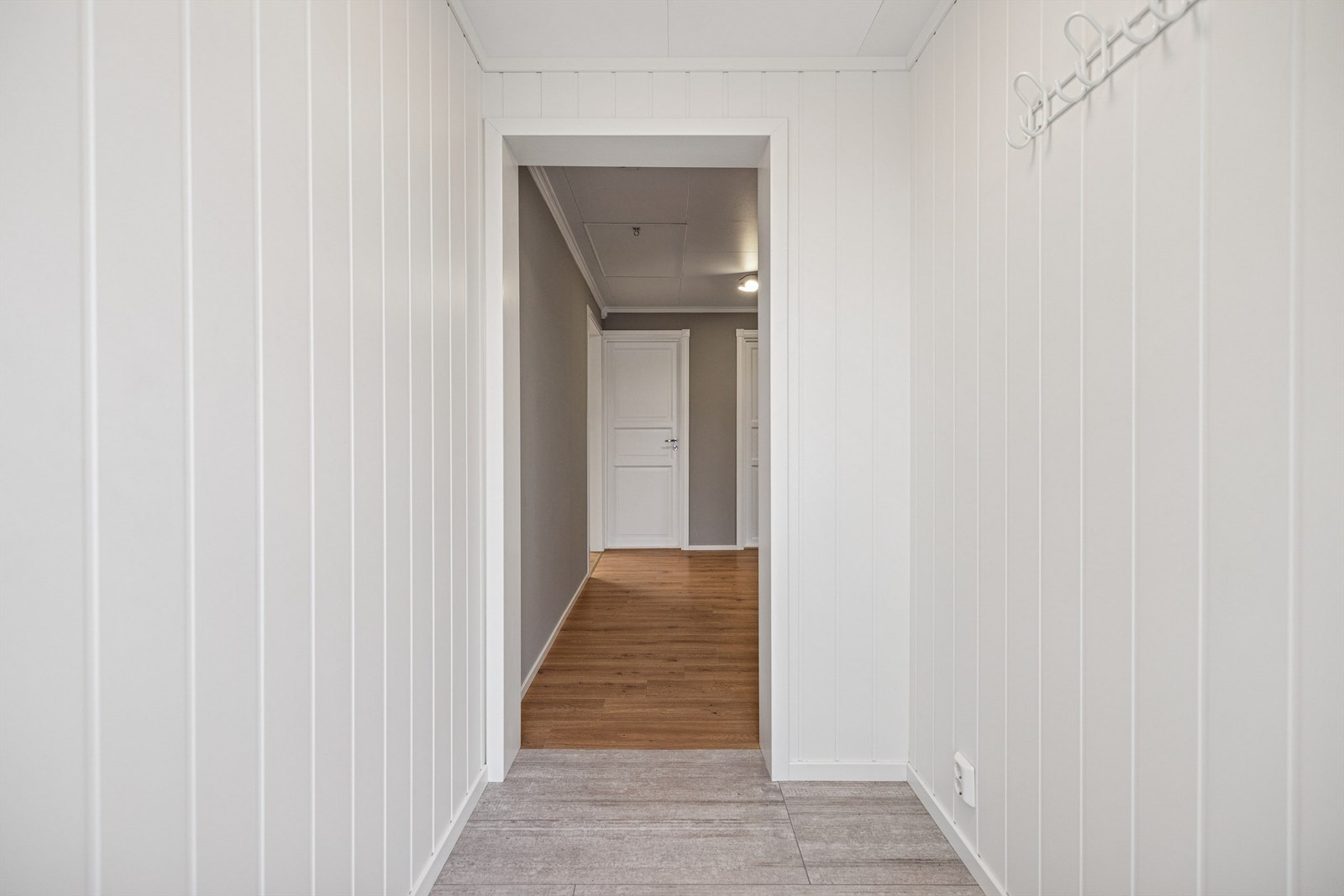 Praktisk entré med flislagt gulv og varme. Galleribilde