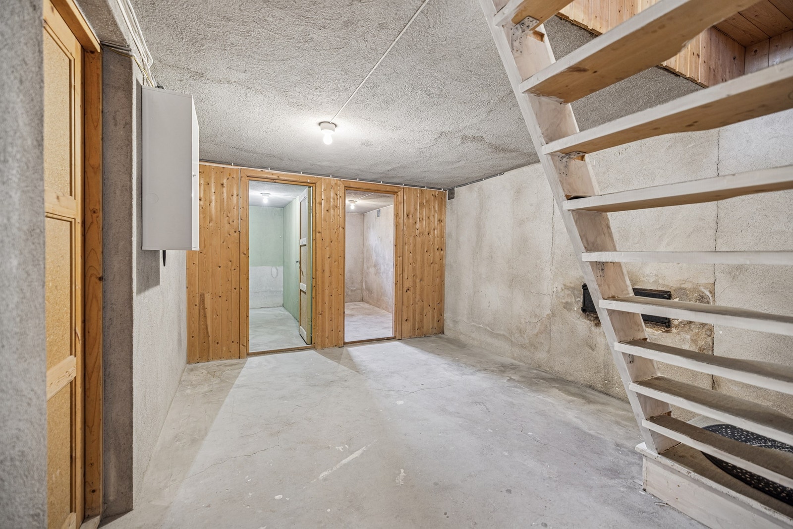 Romslig kjelleretasje med stort potensial for lagring og hobbyaktiviteter. Galleribilde