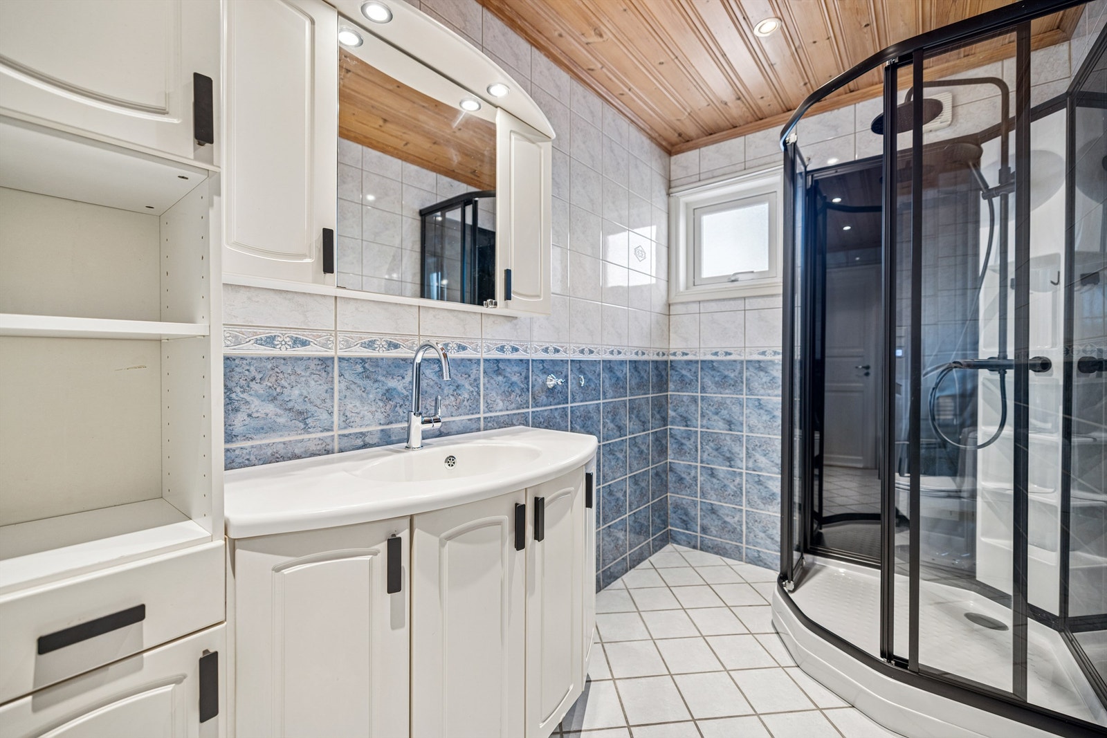 Rommet er utstyrt med et dusjkabinett som ble montert i 2024. Galleribilde