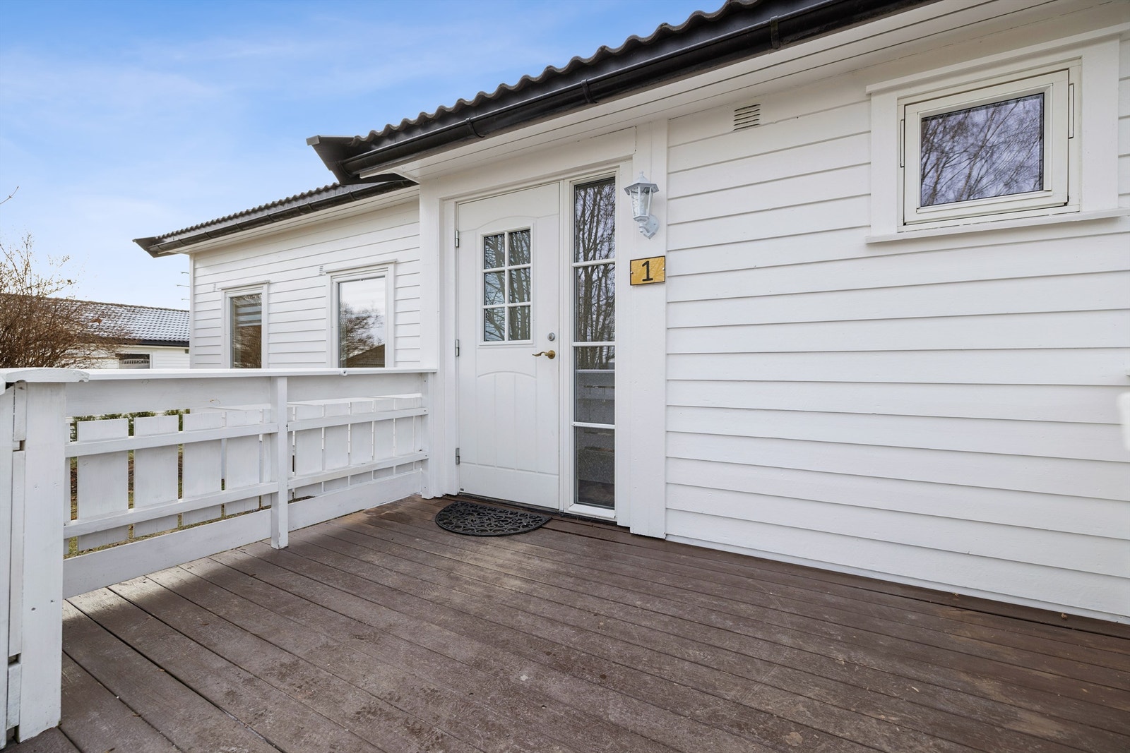 Inngangspartiet på 7 m² ønsker velkommen til en betydelig oppgradert enebolig. Galleribilde