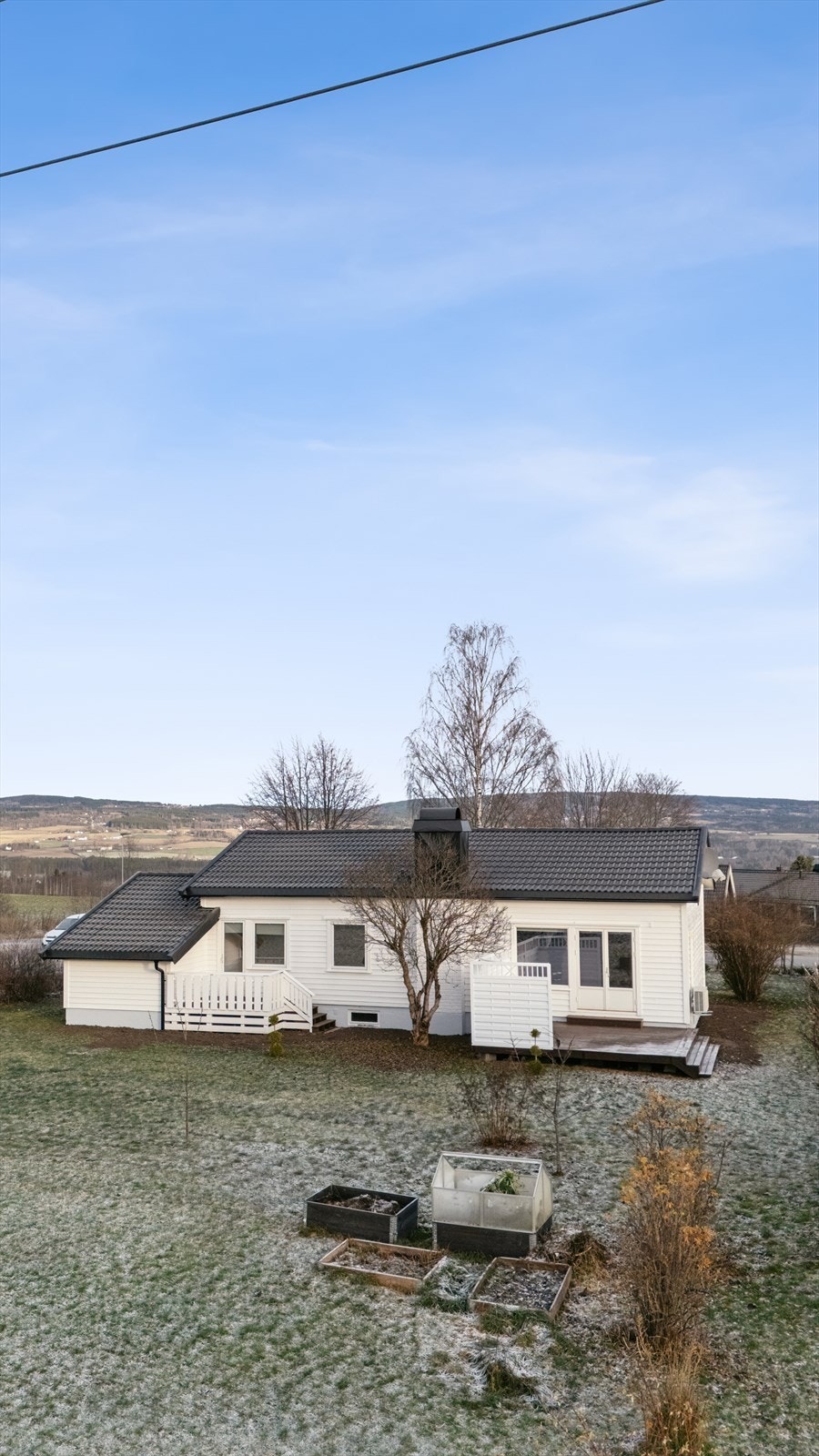 Boligen har en praktisk, inntilbygget garasje på 16 m². Galleribilde