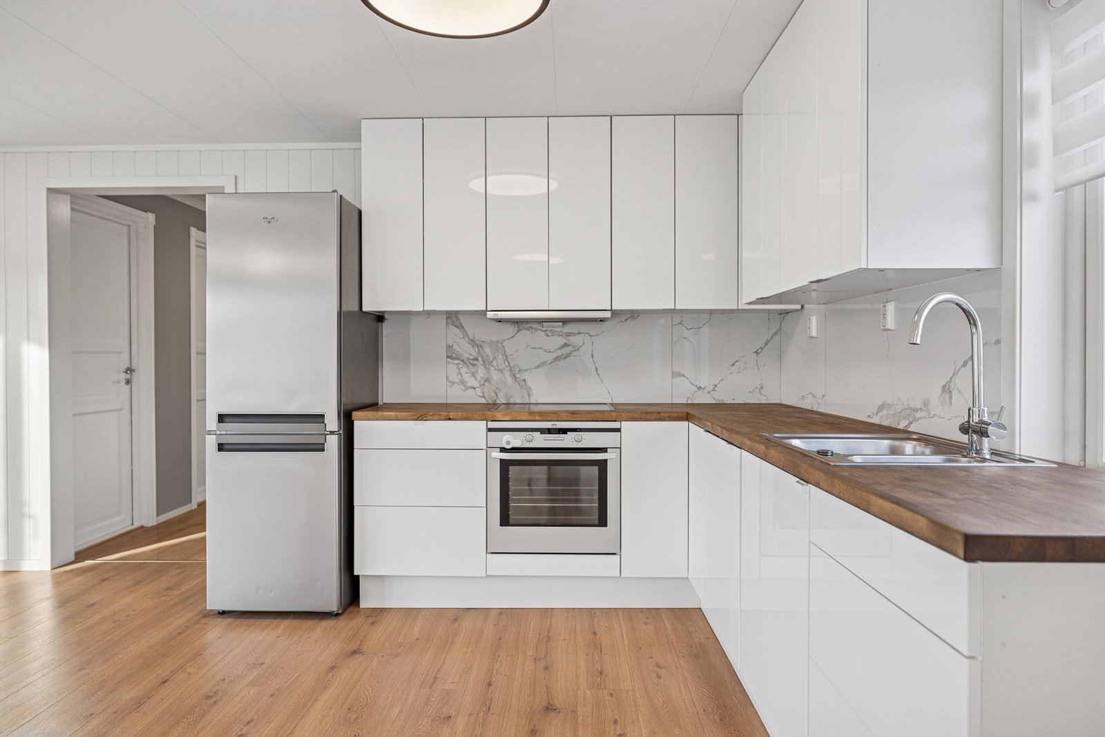 Kjøkkenet har glatte fronter og rikelig med skap- og benkeplass. Galleribilde