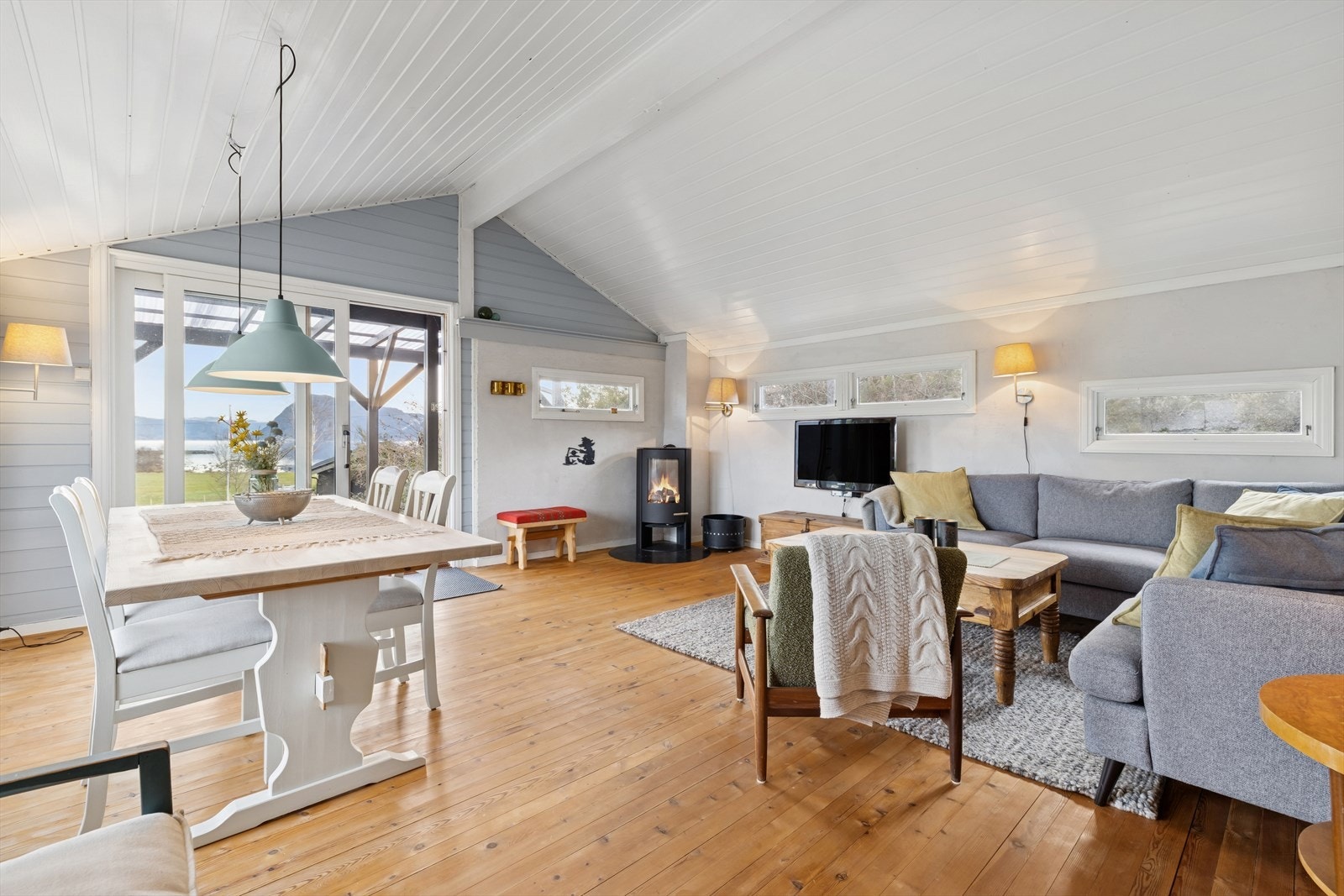 Stuen er romslig og lys med store vindusflater som gir rikelig med naturlig lys og som sammen med den gode takhøyden gir en god romfølelse Galleribilde