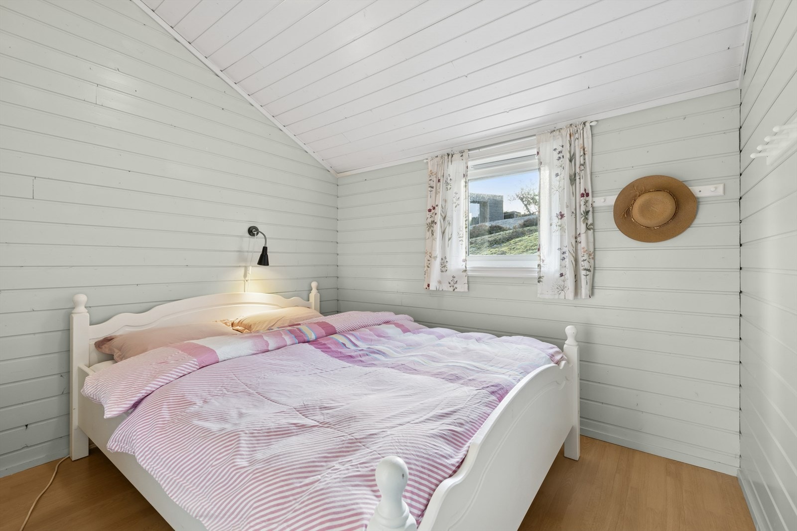 Soverom 2 er også romslig og har god plass til dobbeltseng. Galleribilde