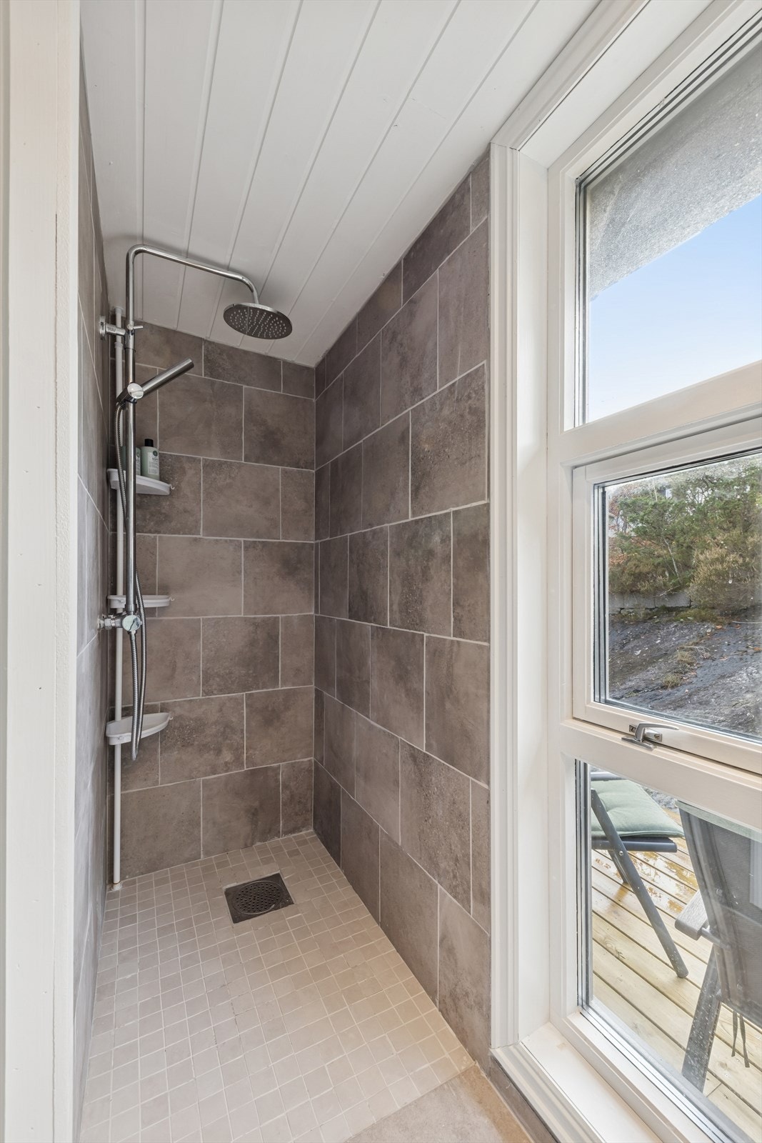 Badet er ellers utstyrt med dusjnisje, toalett, servant og opplegg for vaskemaskin. Rommet har i dag kun naturlig ventilering og mekanisk avtrekk bør etableres. Galleribilde