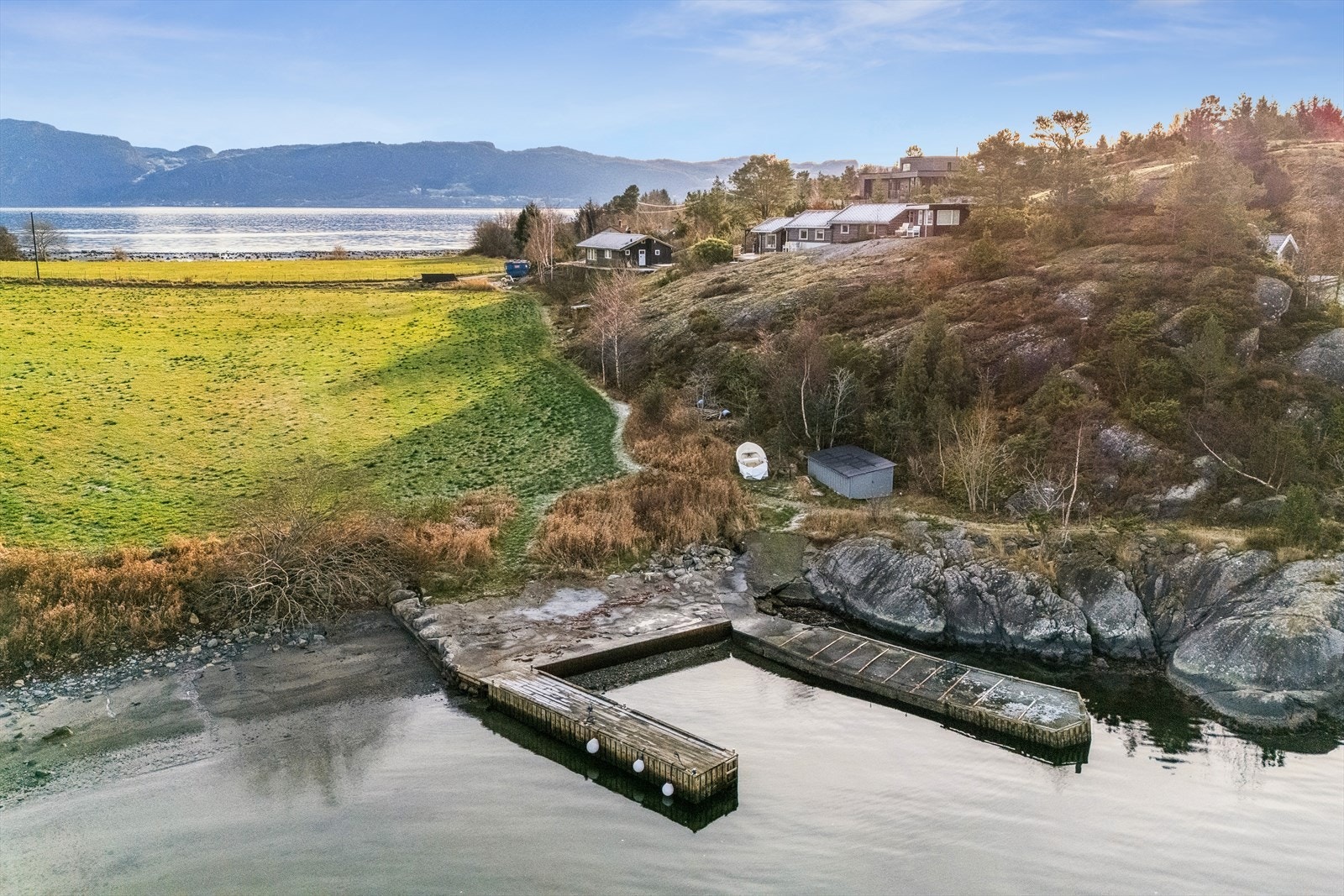 Kun en liten rusletur ned til sjøen med brygge og strandlinje. Galleribilde