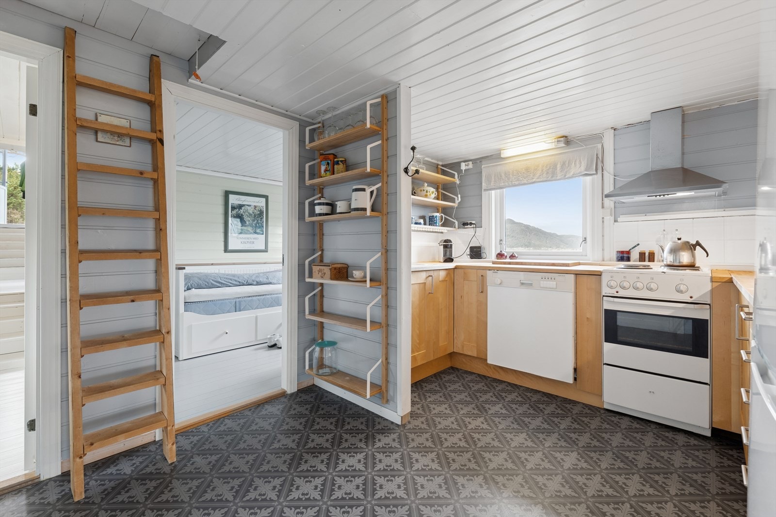 Fra kjøkkenet har man tilkomst til hems. Galleribilde