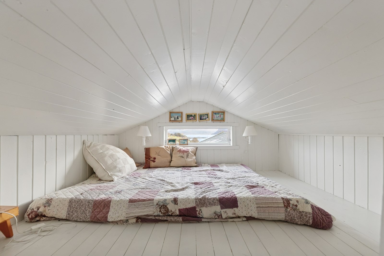 Hemsen er i dag innredet med ekstra sengeplasser, men passer også godt som lagringsrom, lekekrok eller lignende (se punkt "ferdigattest"). Galleribilde