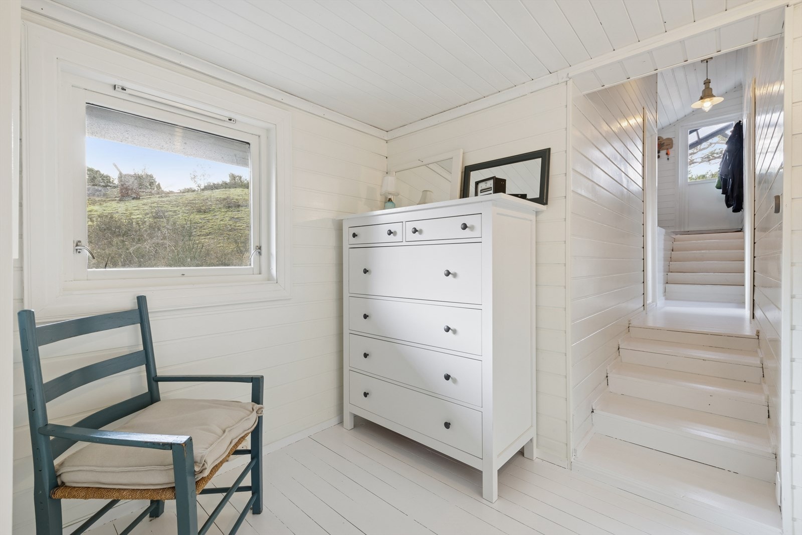 Hytten går over flere nivå og har inngang øverst. Galleribilde