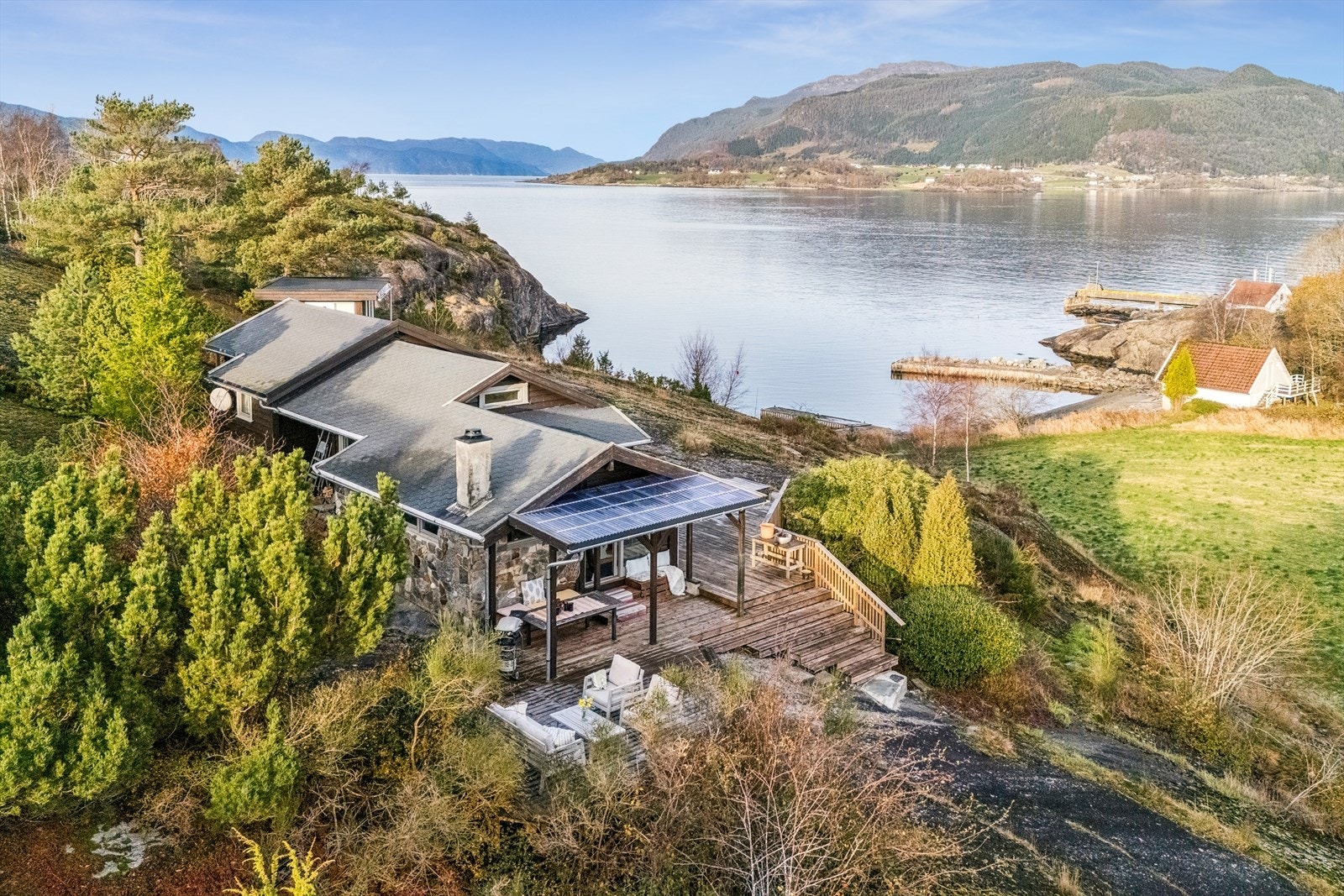 DNB Eiendom V/Øyvind Ådneram har gleden av å presentere Nesa 5 - En flott hytte med privat brygge og strandlinje på naturskjønne Foldøy i Ryfylke! Galleribilde