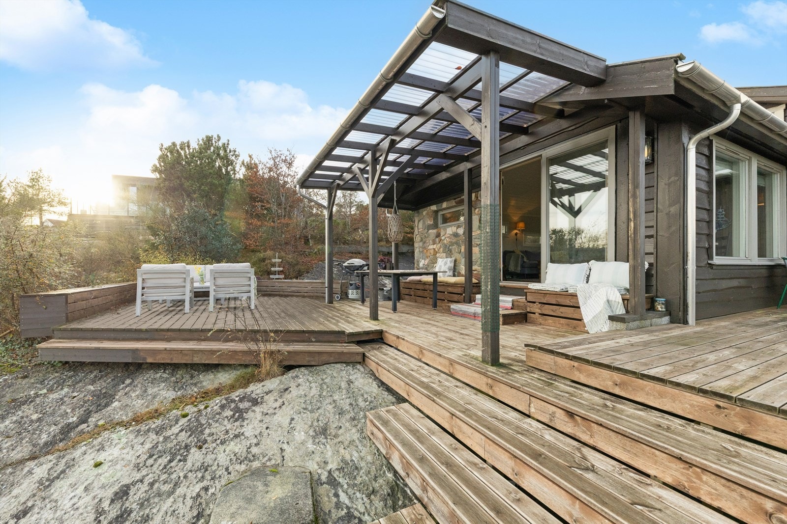 Uteområdet er flott opparbeidet med terrasser i ulike soner. Her har man god plass til å samle venner og familie på fine sommerdager! Galleribilde