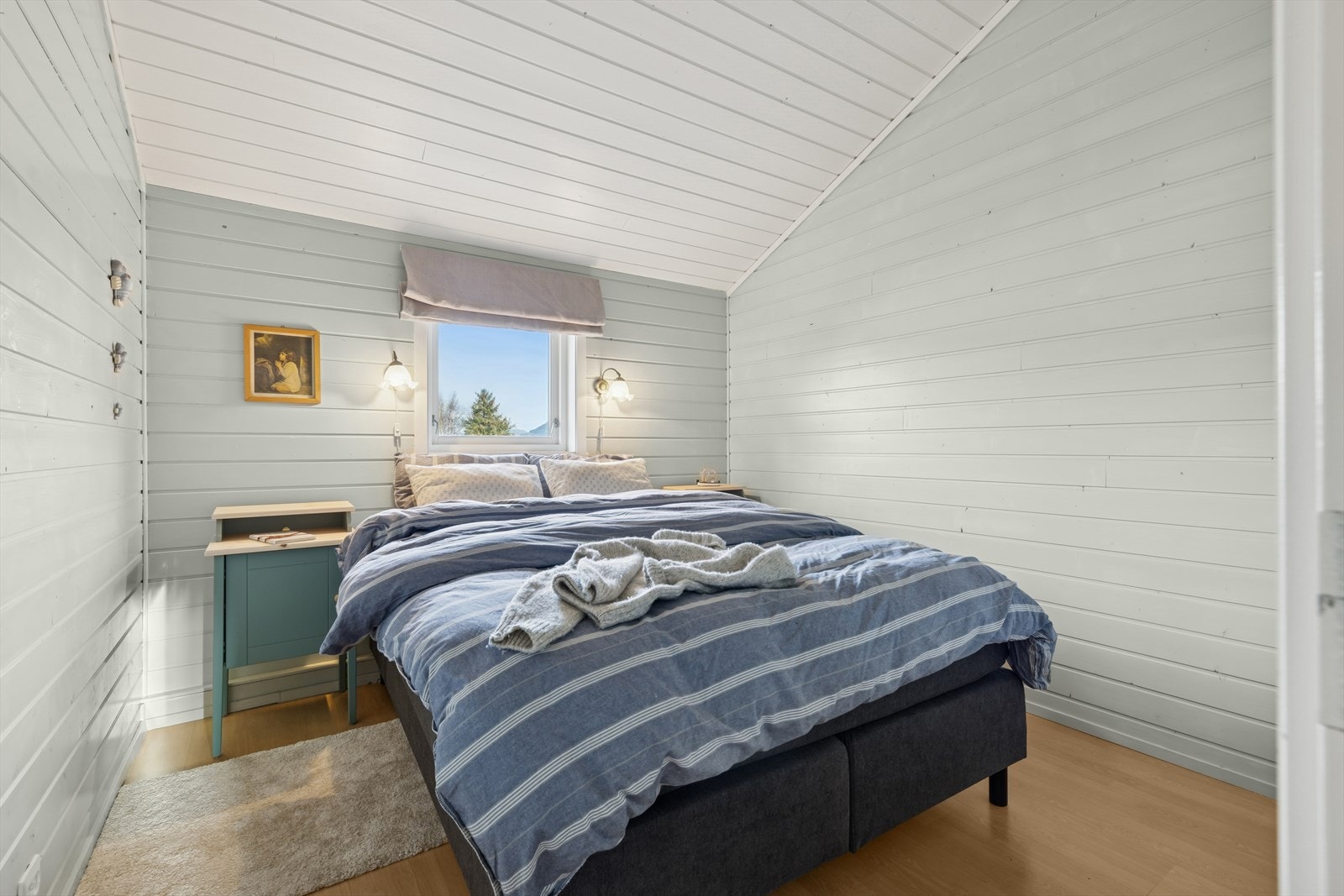 Soverom 1 er av god størrelse og har i tillegg ekstra god takhøyde. Her har man rom for å møblere med både dobbeltseng og garderobe. Galleribilde