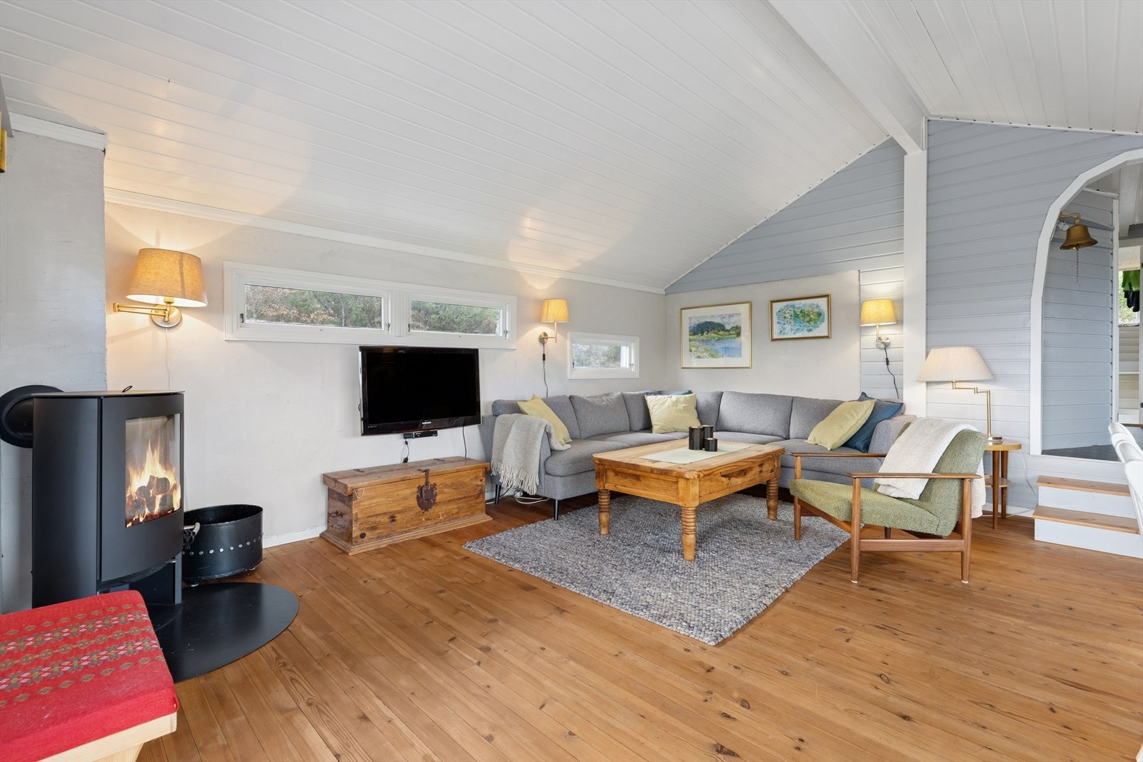 Stuen er utstyrt med både vedovn og varmepumpe som sørger for god- og energieffektiv oppvarming. Galleribilde