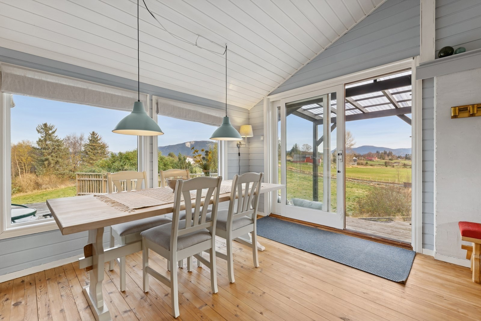 Store vindusflater gir et flott skue over sjøen og nærområdet rundt. Galleribilde