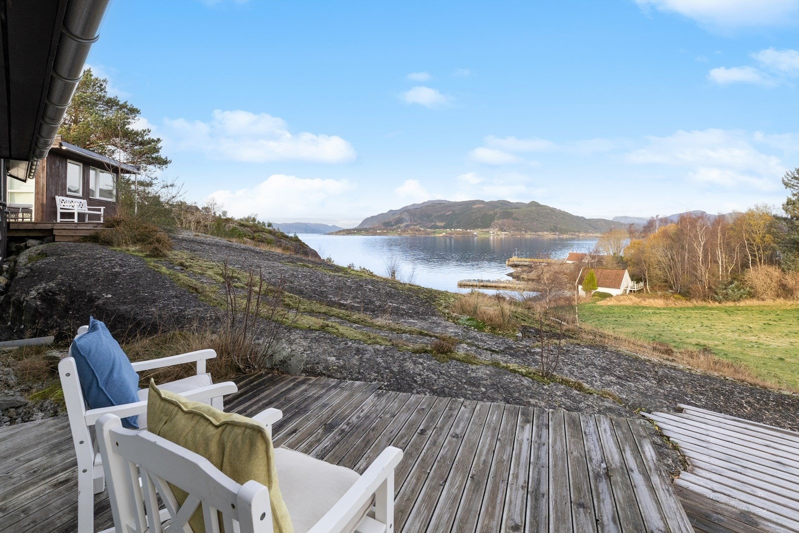 Tomten på ca. 625 kvm er eiet og består primært av berg og naturlig beplantning. Uteområdet er ellers flott opparbeidet med terrasser som strekker seg rundt hytten, som gjør det mulig å flytte seg etter solforholdene. Galleribilde