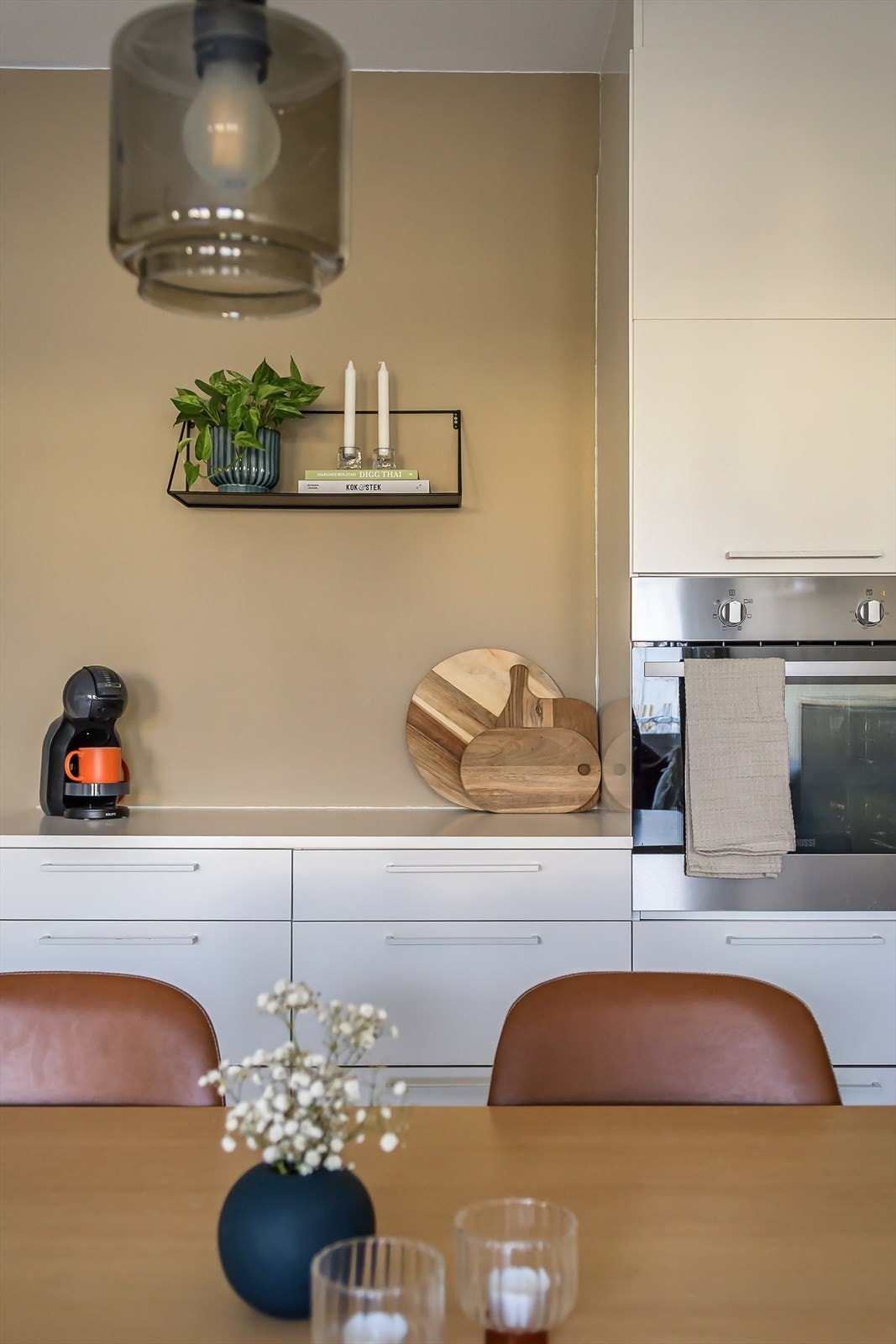 Nymalt vegg på kjøkkenet i moderne og behagelig fargetone. Galleribilde