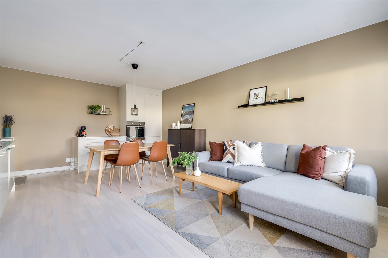 Stuen har en romslig planløsning som gir god plass til både sofagruppe og spisebord. Galleribilde