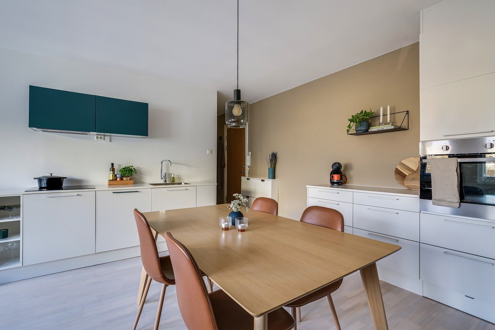 Moderne og pen kjøkkeninnredning med lyse fronter og godt med skap- og benkeplass. Galleribilde