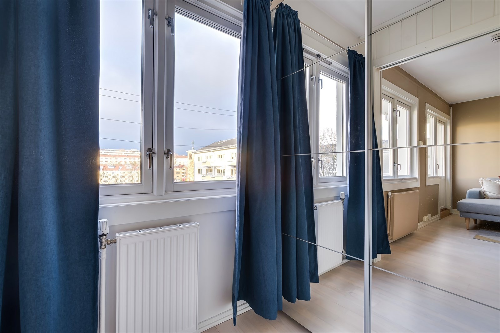 Garderobeskapet medfølger og har godt med lagring. Galleribilde