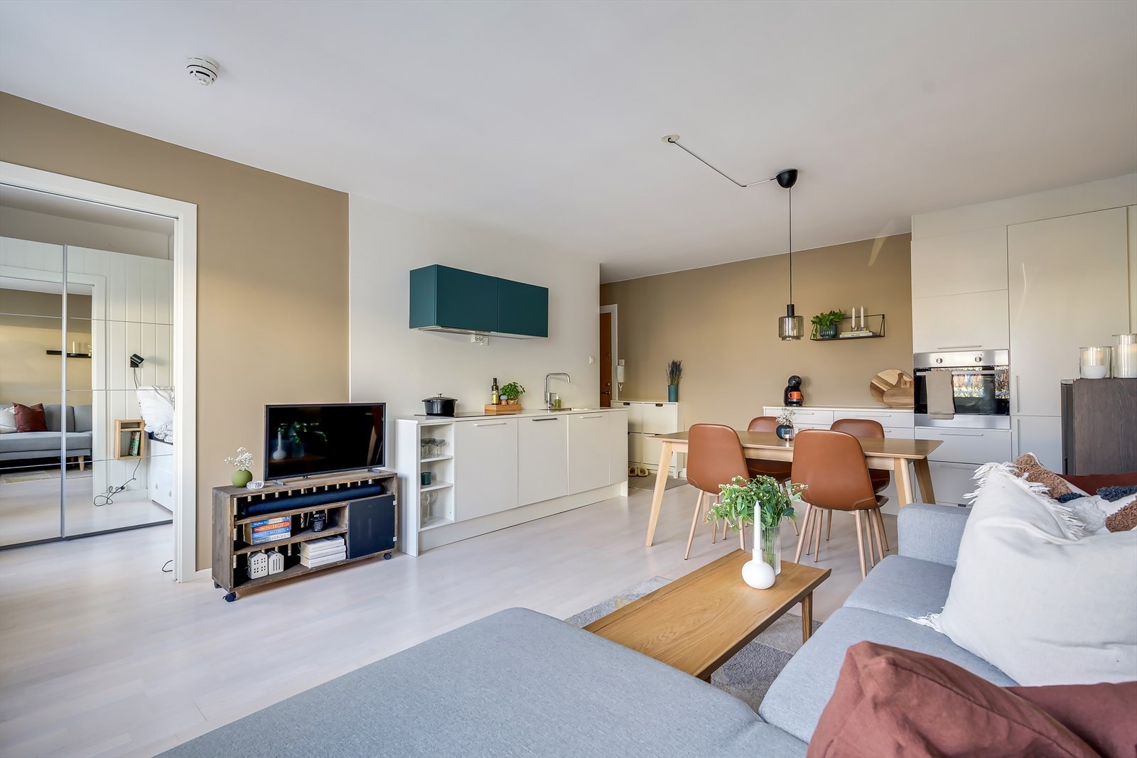 Adkomst til soverom via skyvedør fra stue/kjøkken. Galleribilde