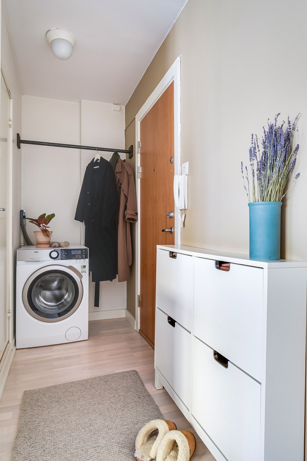 Hyggelig og innbydende entré med god plass til oppheng av ytterklær og oppbevaring av sko. Her er også opplegg for vaskemaskin. Det er tilgang til fellesvaskeri med tørkerom i bygget om man ønsker å benytte det. Galleribilde