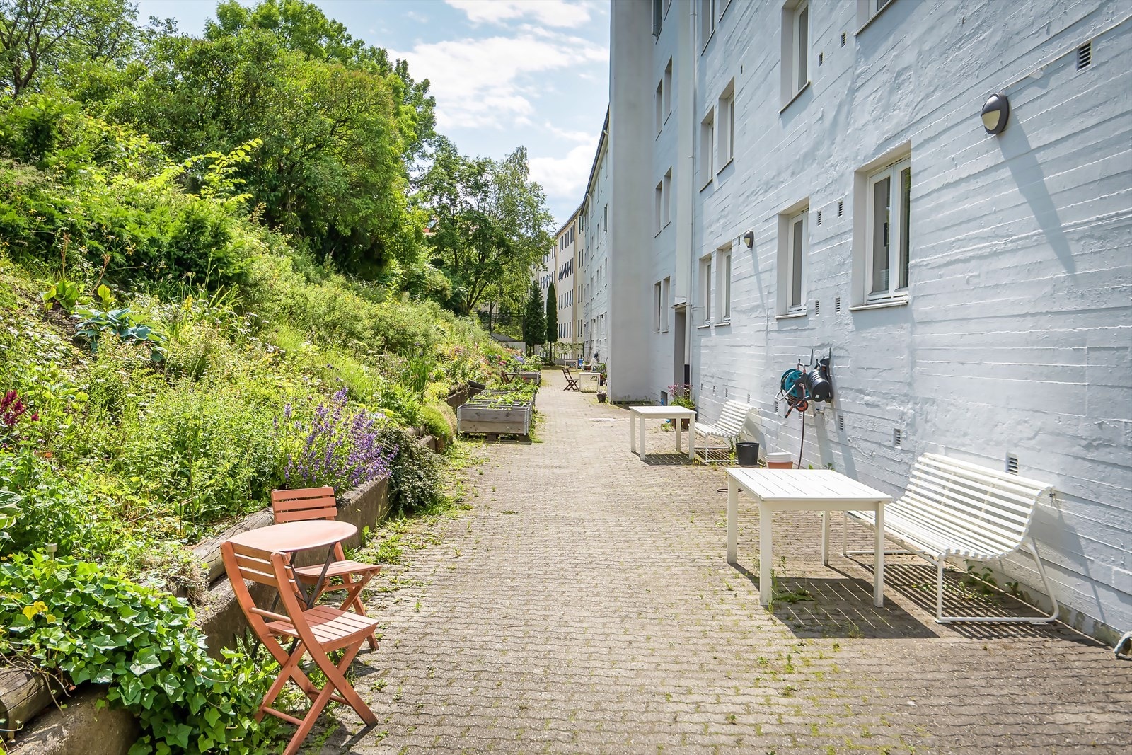 Her finner man flere sittegrupper, flott beplantning og parsellhager. Galleribilde