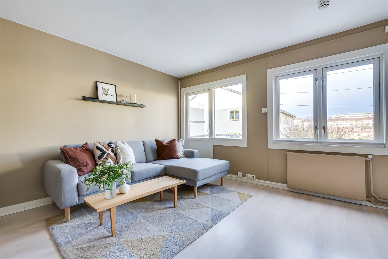 Lys og trivelig stue med store vinduer som gir rikelig med naturlig lys og en hyggelig utsikt mot Iladalen og grønne omgivelser. Galleribilde