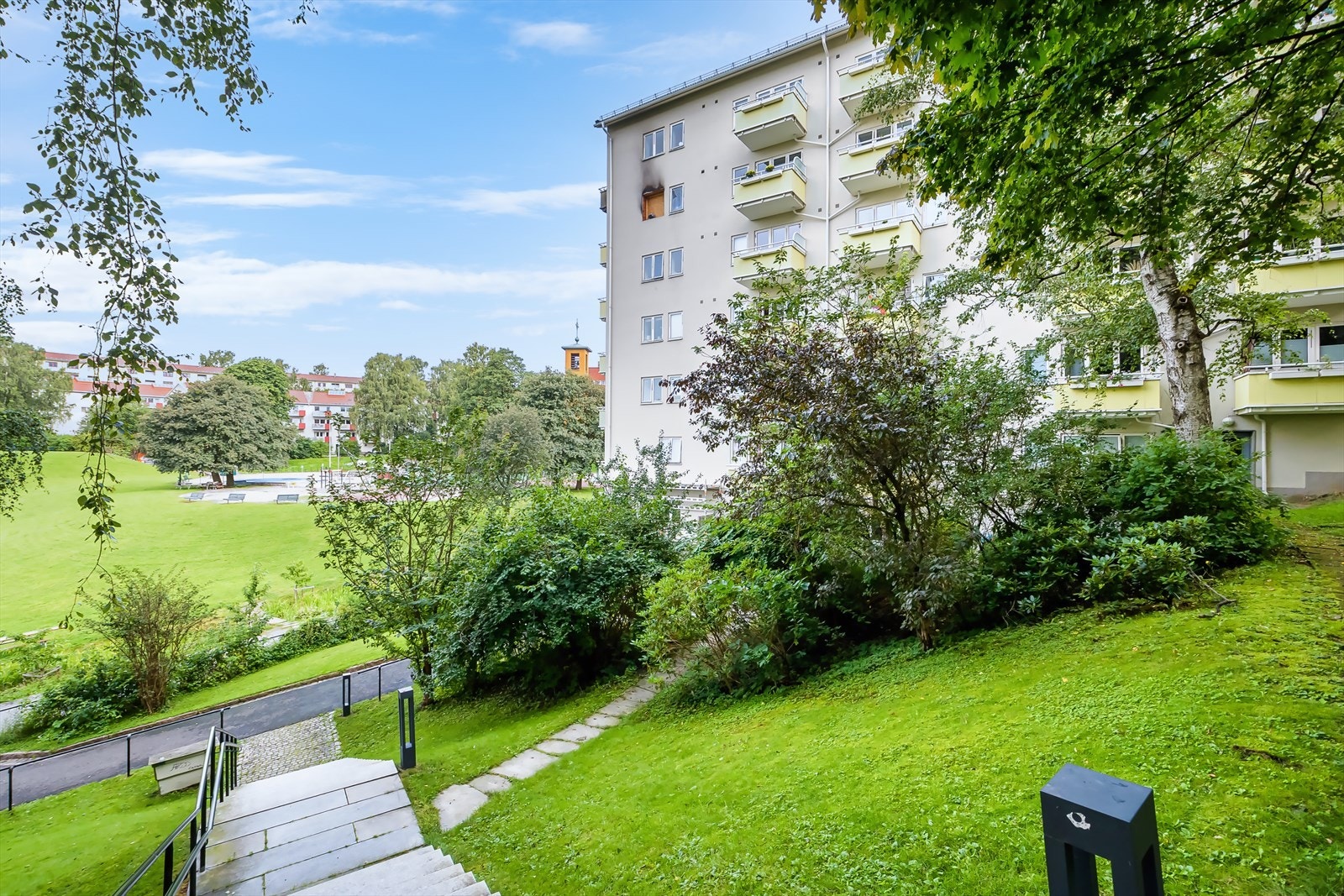 Rett over veien er det trappeløp ned til idylliske Iladalen. Galleribilde