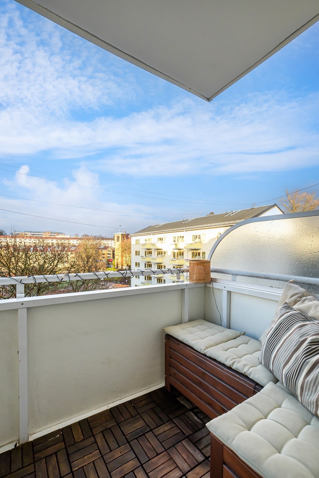 Balkongen har god plass til sittegruppe og hyggelig beplantning. Galleribilde