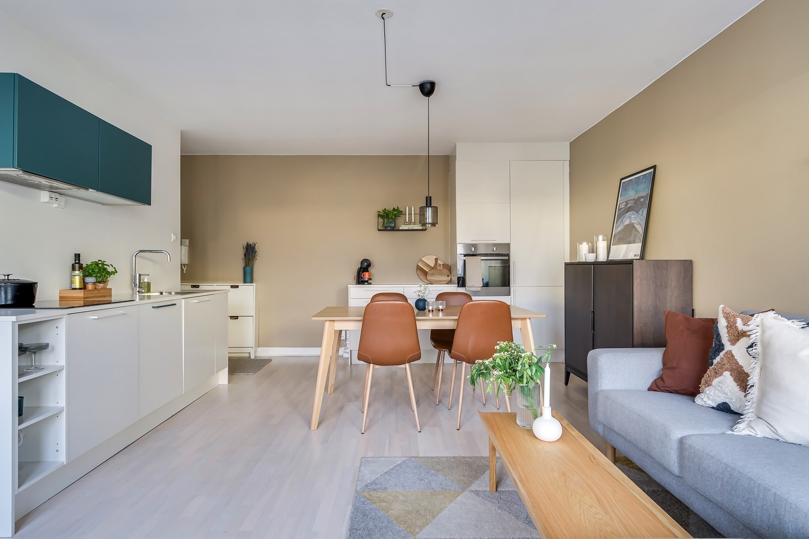 Stue og kjøkken ligger i åpen løsning og bidrar til en sosial og romslig planløsning. Galleribilde