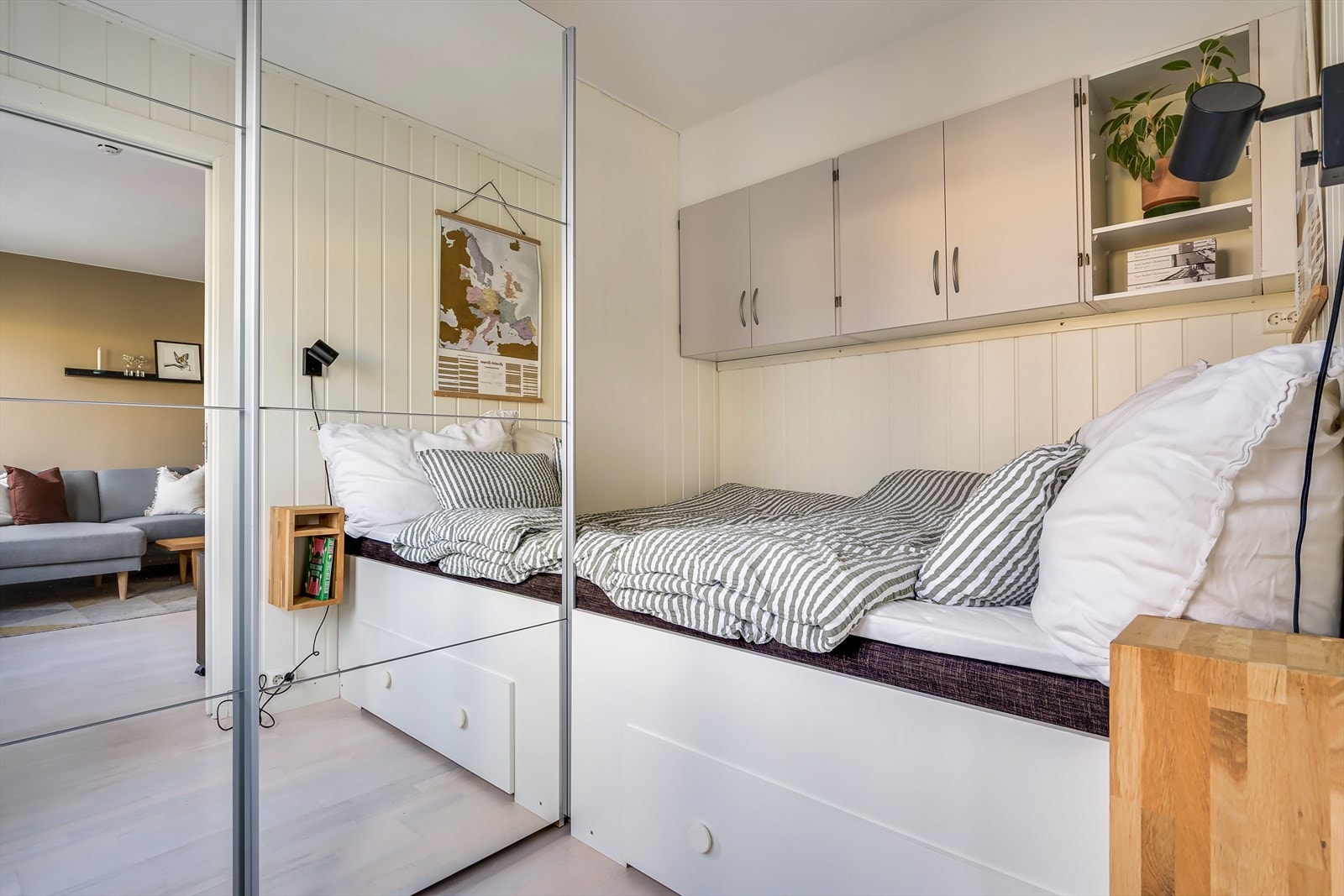 Romslig og praktisk soverom med plassbygd seng og stort garderobeskap med speil. Galleribilde