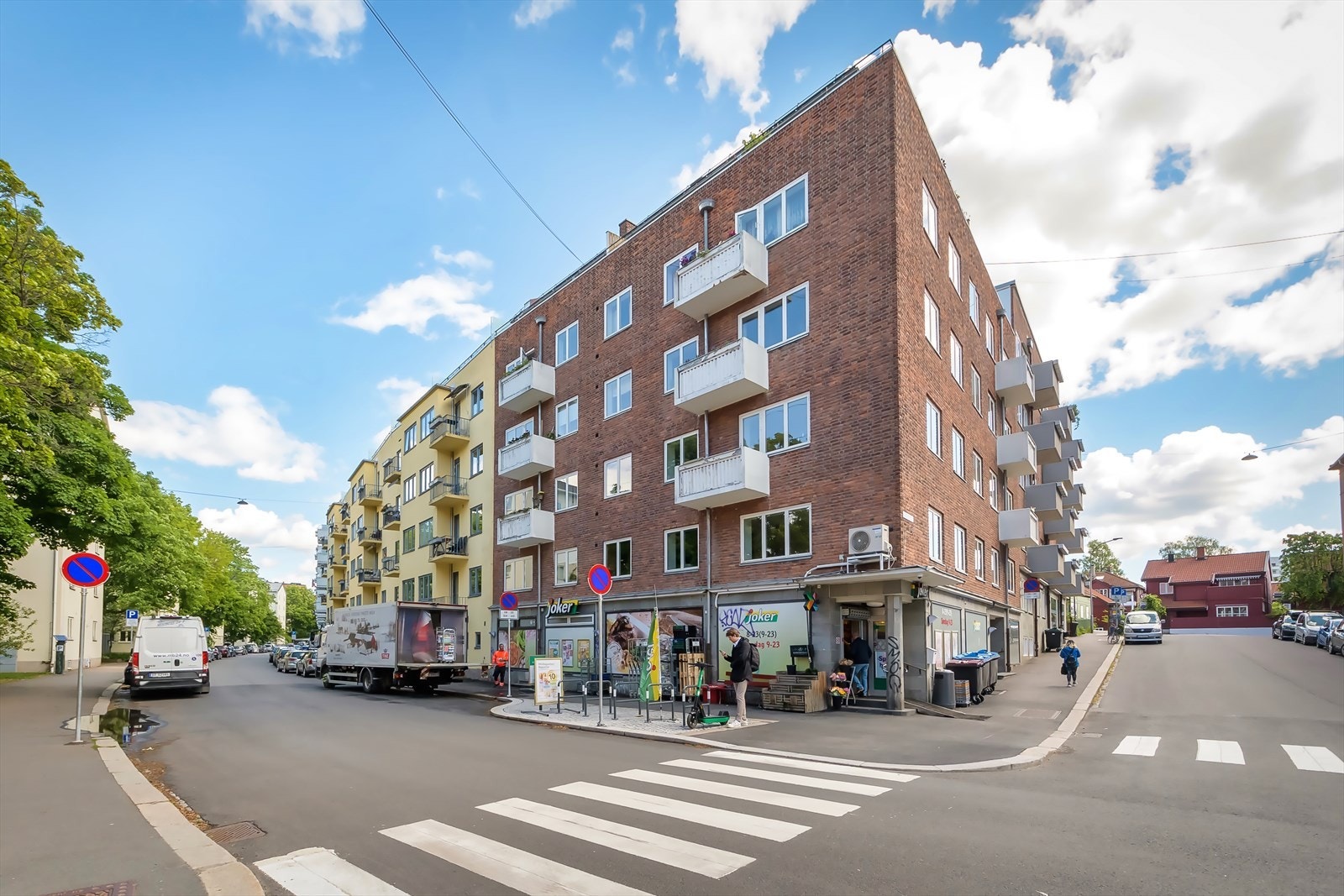 Like nedenfor leiligheten finner man en søndagsåpen Jokerbutikk. Galleribilde