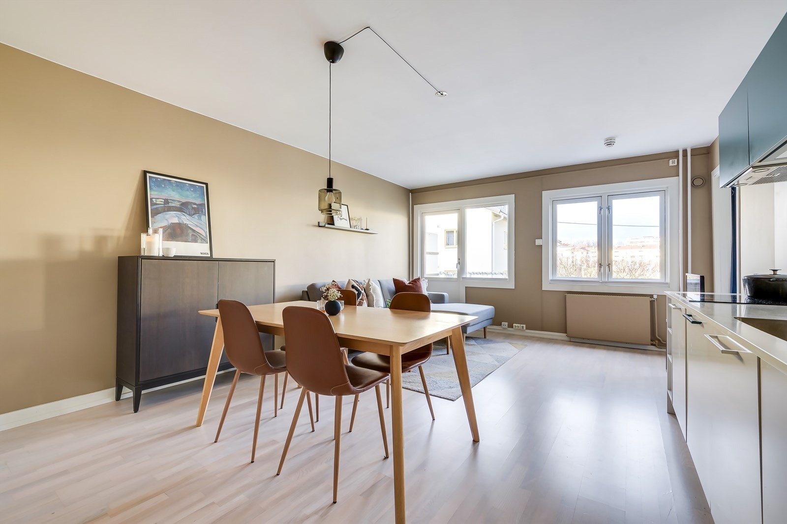 Her får du en lys og romslig 2-roms aksjeleilighet med vestvendt, solrik balkong, 2 store boder i fellesområde og gangavstand til alt! Galleribilde