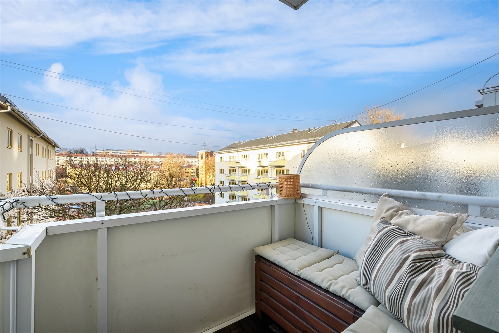 Fra stuen er det utgang til en vestvendt balkong på 3 kvm som fungerer som en naturlig forlengelse av oppholdsrommet i sommerhalvåret. Galleribilde