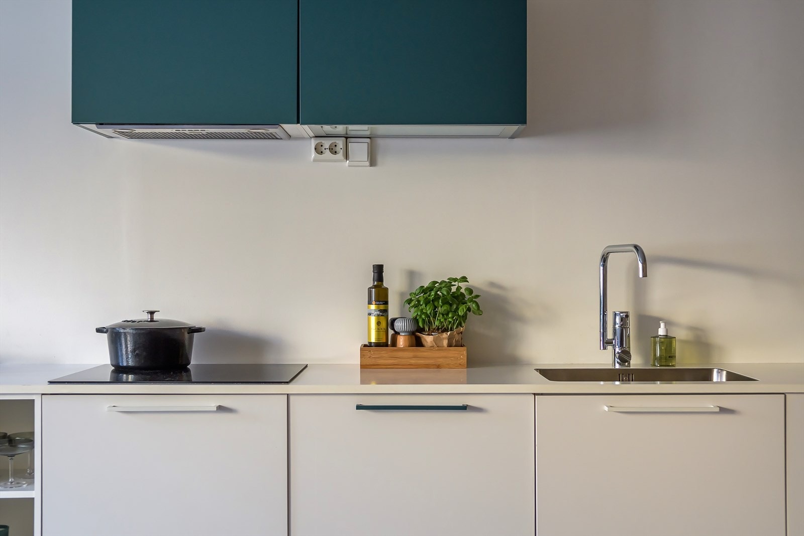 Integrert induksjonstopp, komfyr, vaskemaskin, kjøl-/ og frysesskap. Galleribilde