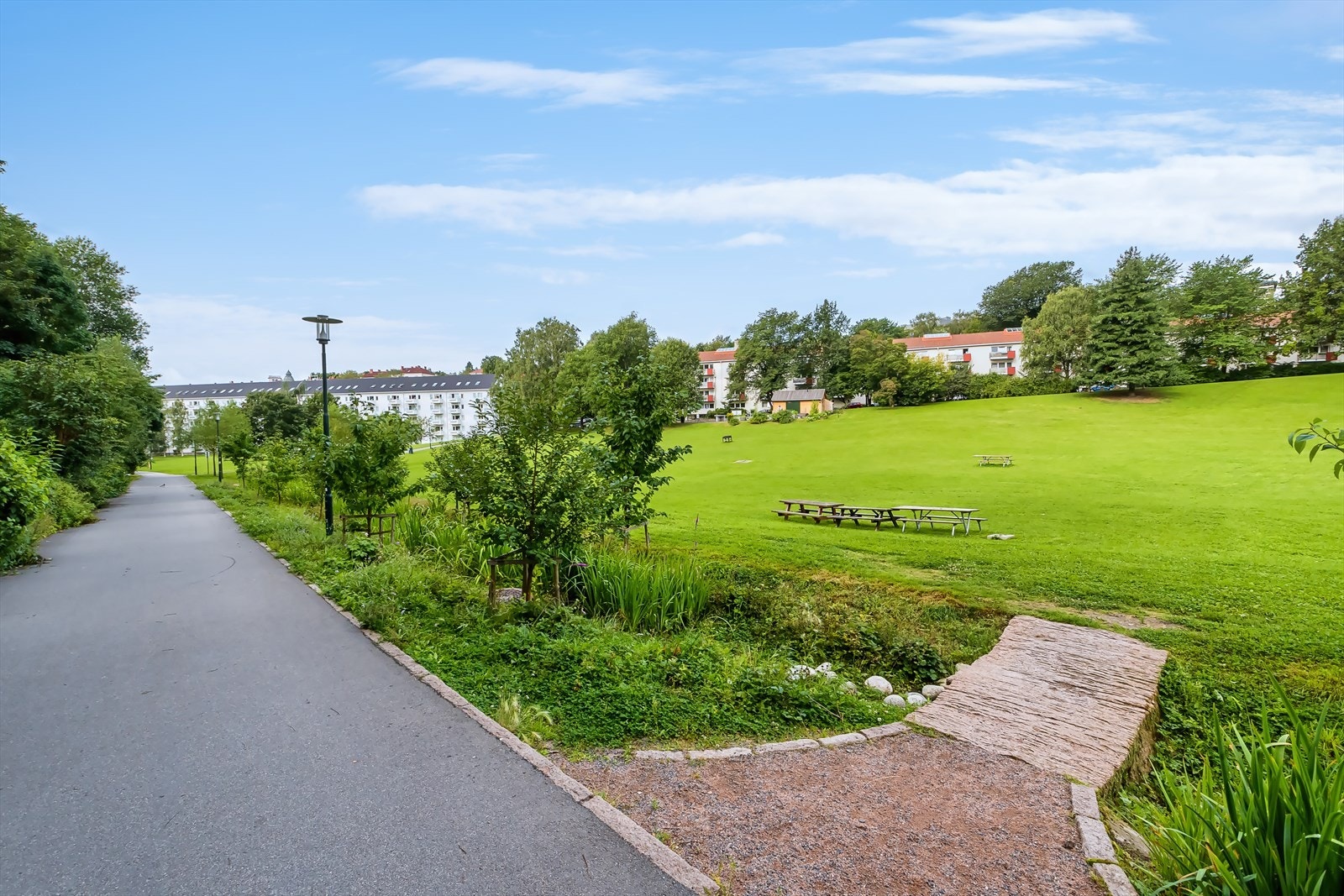Gangveien langs Iladalen tar deg ned til det yrende livet på Alexander Kiellands plass. Galleribilde