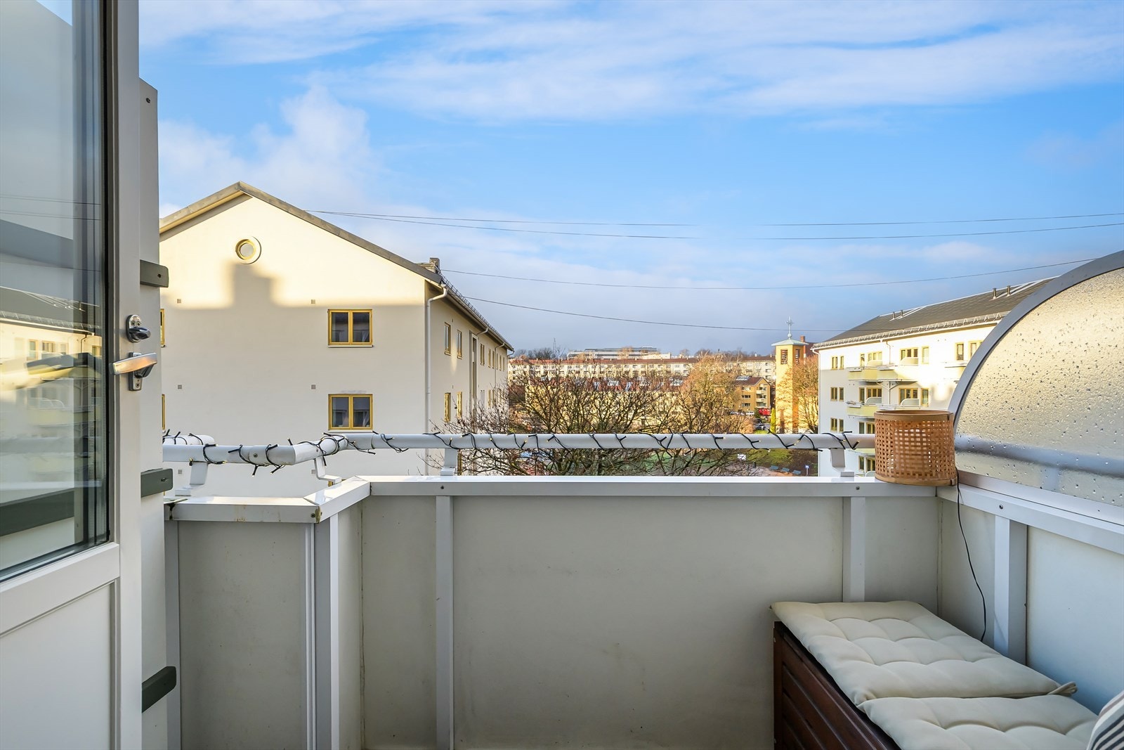 Det er fint utsyn mot grøntområder og parken, med lite innsyn inn i leiligheten. Galleribilde