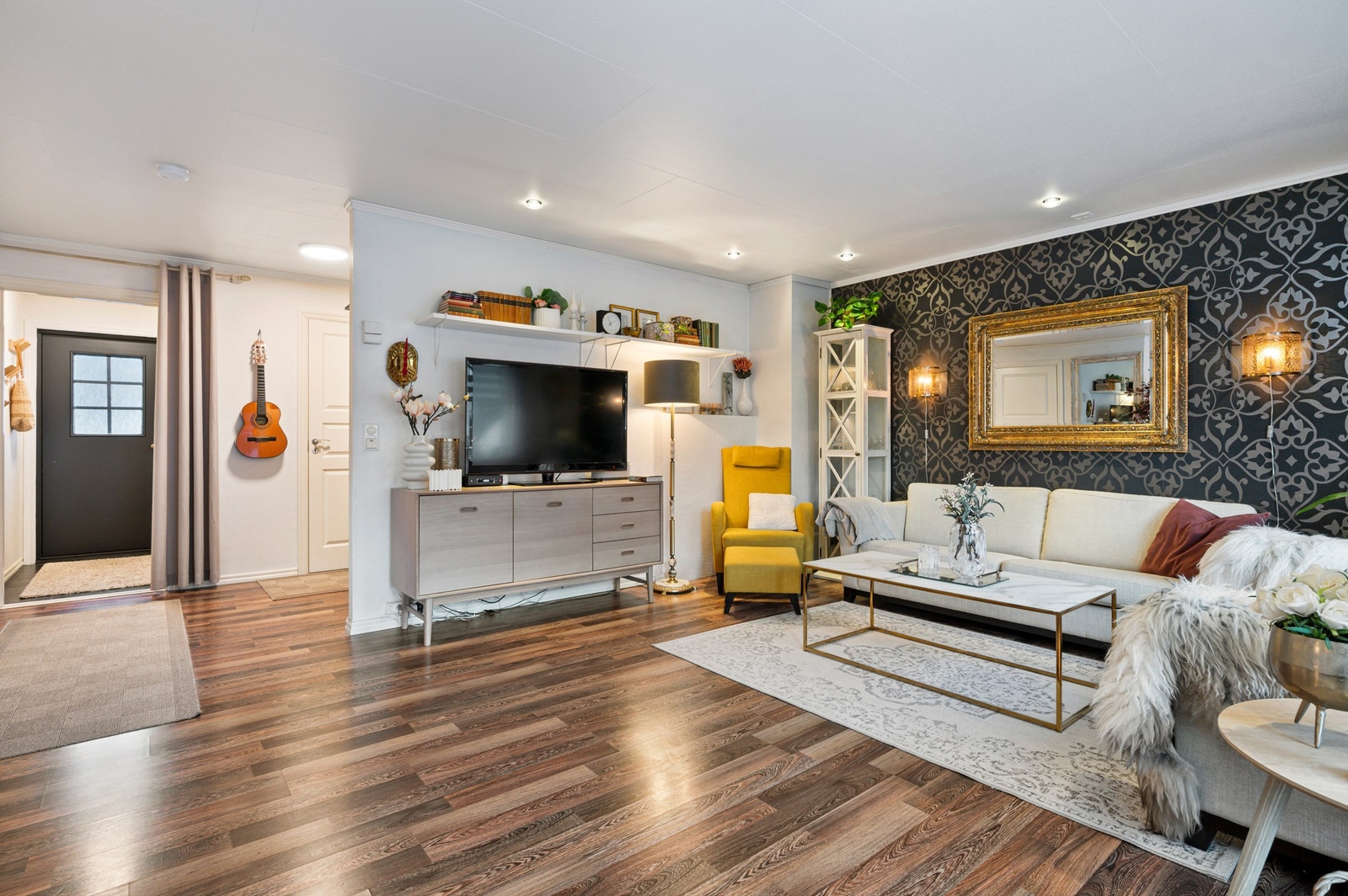 Stuen er lett å møblere med de flere sonene i rommet. Galleribilde