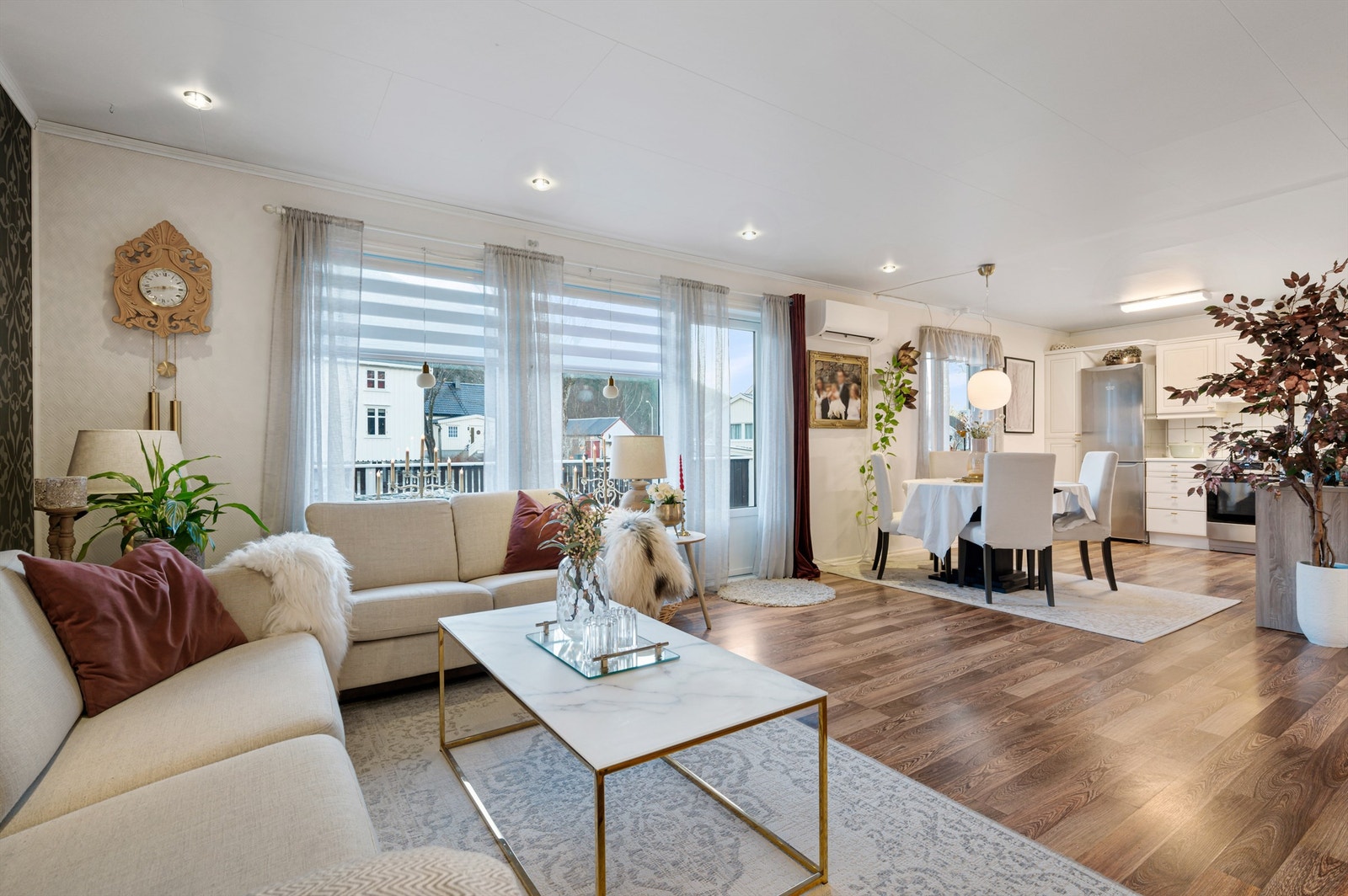 Boligen er gjennomgående lys og luftig med utstrakte vindusflater som sikrer rikelig med naturlig dagslys. Galleribilde